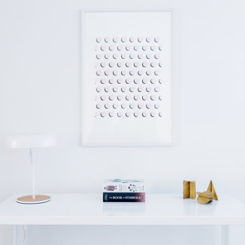 Platzhalterbild eines Schreibtisches mit Lampe B&uuml;chern und einem Bild &uuml;ber dem Schreibtisch